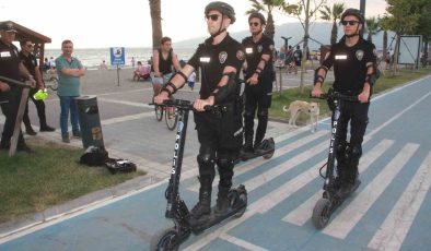 Polisler sahillerde scooterla devriye geziyor