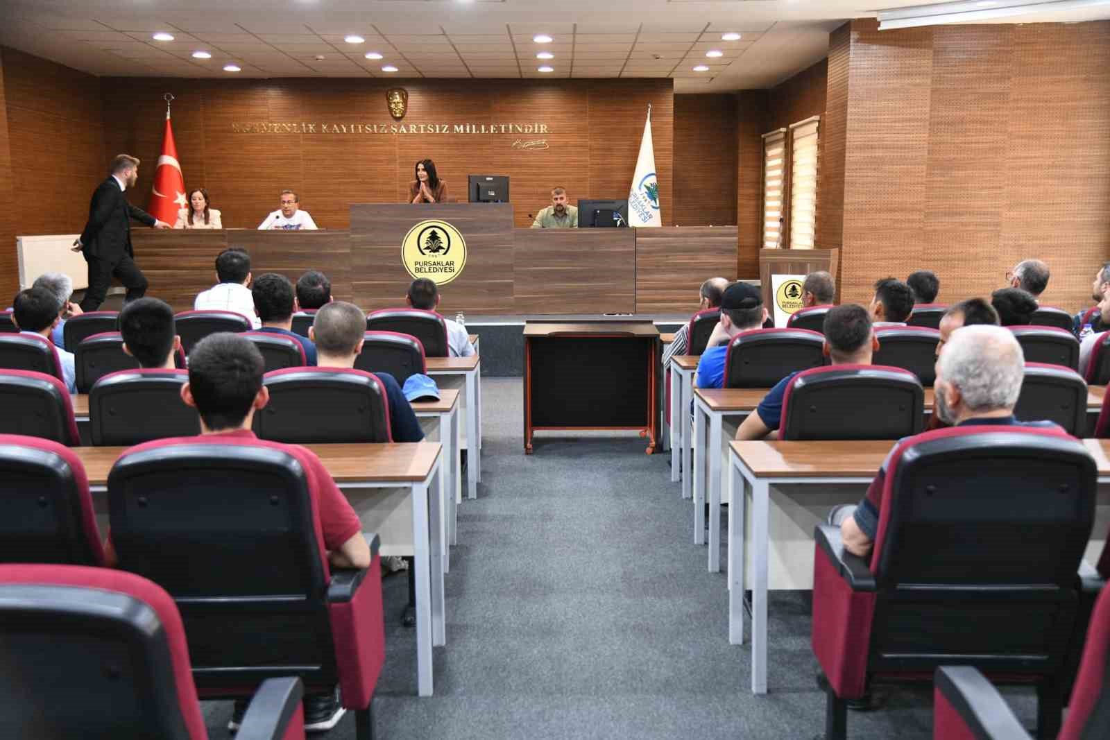 İŞ ARAYAN VATANDAŞLARA YARDIMCI OLMAK AMACIYLA YOĞUN MESAİ HARCAYAN PURSAKLAR