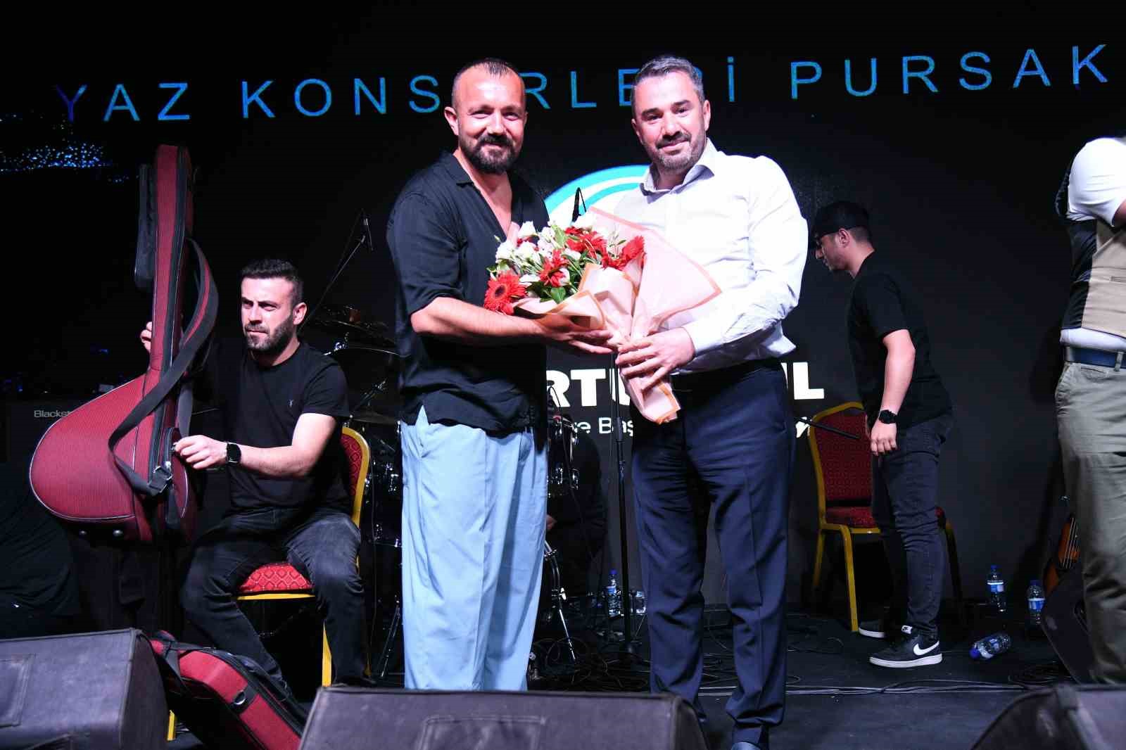 BELEDİYE BAŞKANI ERTUĞRUL ÇETİN SANATÇILARA ÇİÇEK VERDİ
