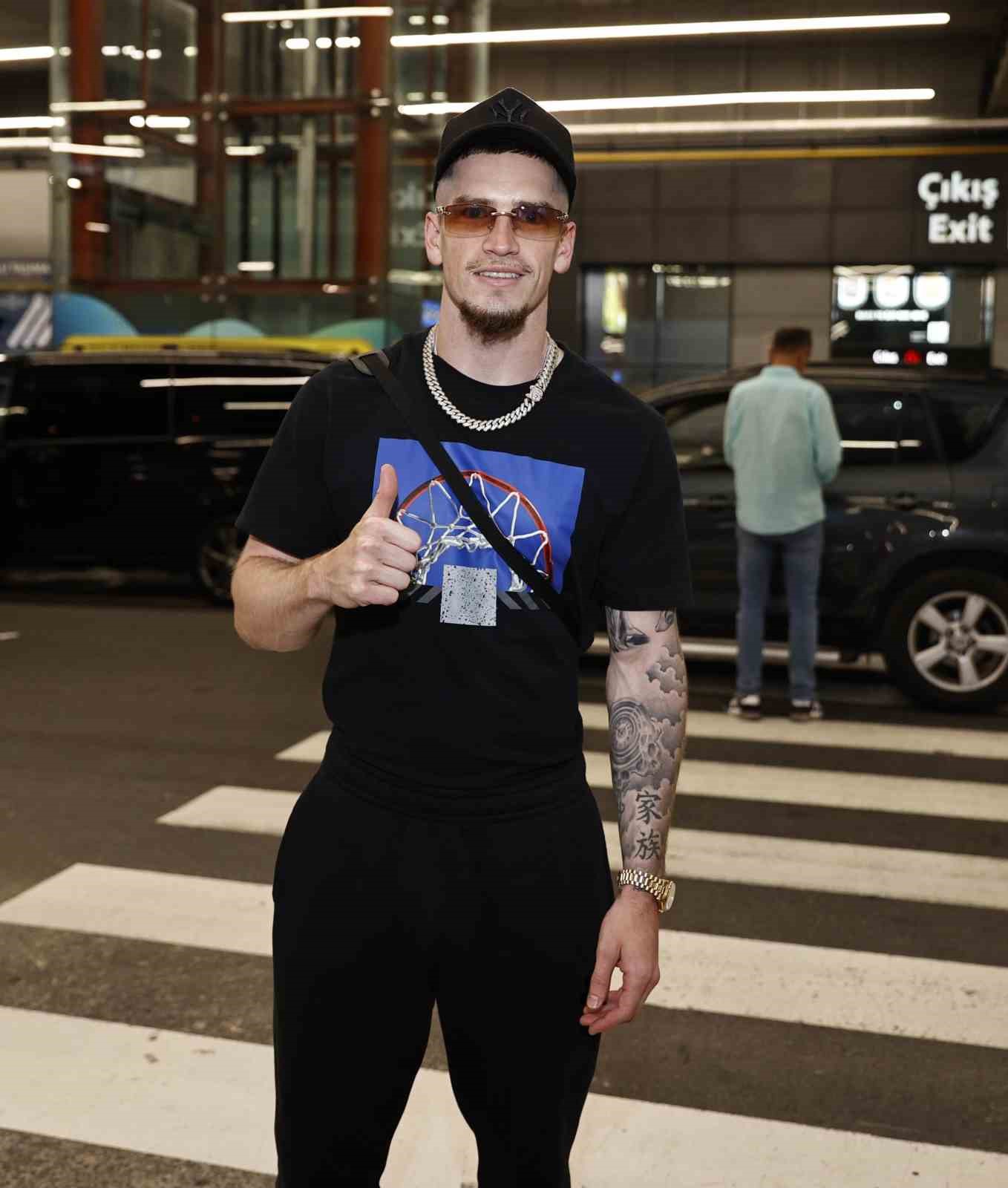 FENERBAHÇE'NİN 4 YILLIĞINA ANLAŞMAYA VARDIĞI RYAN KENT, SAĞLIK KONTROLÜNDEN GEÇMEK