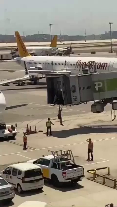 SABİHA GÖKÇEN HAVALİMANI'NDA İSTANBUL-TEL AVİV UÇUŞUNU YAPACAK OLAN UÇAĞI KAÇIRAN