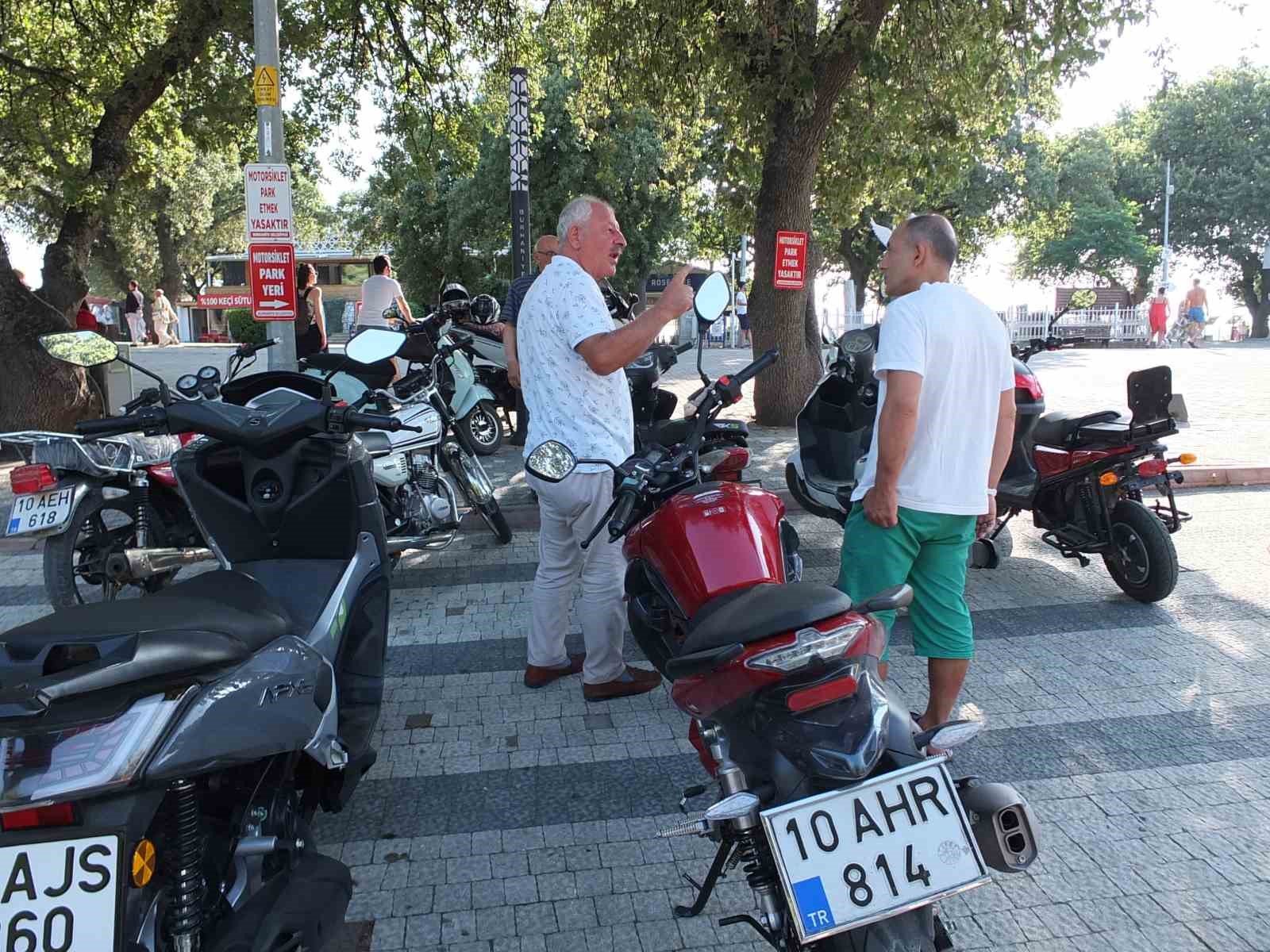 Burhaniye ilçesi Ören Meydanı’nda motosiklet parkındaki iki tabela Karadeniz fıkralarını