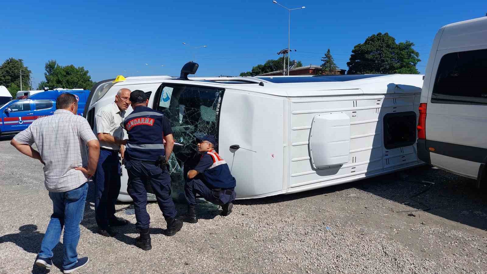 İşçi servisi minibüsü kaza yaptı: 19 yaralı SAMSUN'DA FABRİKA İŞÇİLERİNİ TAŞIYAN SERVİS MİNİBÜSÜNÜN OTOMOBİL İLE ÇARPIŞIP DEVRİLDİĞİ