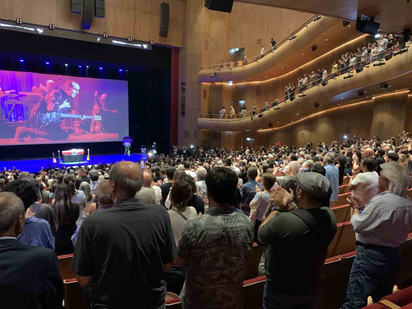 İSTANBUL'DA TEDAVİ GÖRDÜĞÜ HASTANEDE