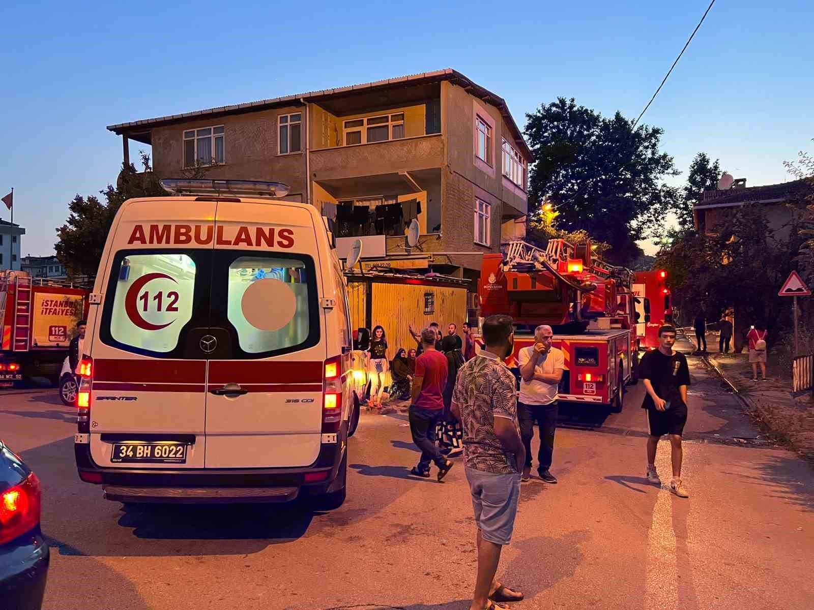 İSTANBUL'UN SANCAKTEPE İLÇESİNDE OTLUK ALANDA ÇIKAN YANGIN KISA SÜREDE BİNALARA