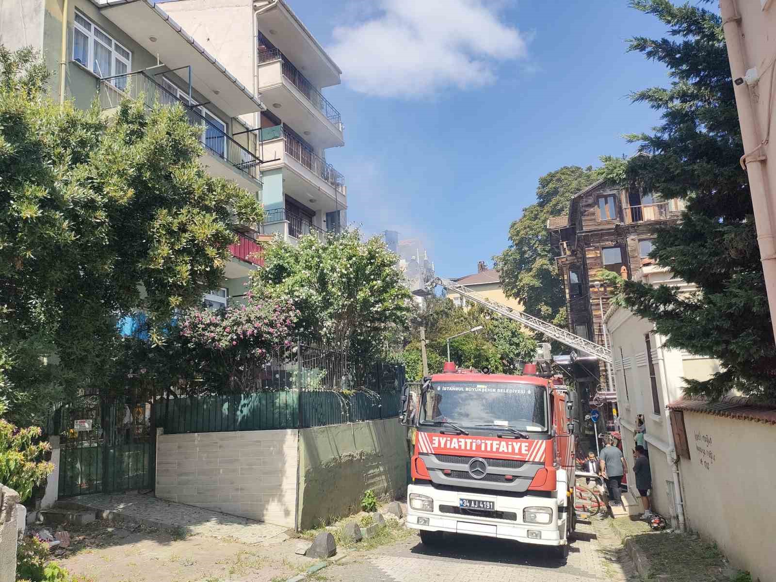 SARIYER'DE METRUK HALDEKİ 3 KATLI AHŞAP KÖŞK ALEV ALEV YANDI.