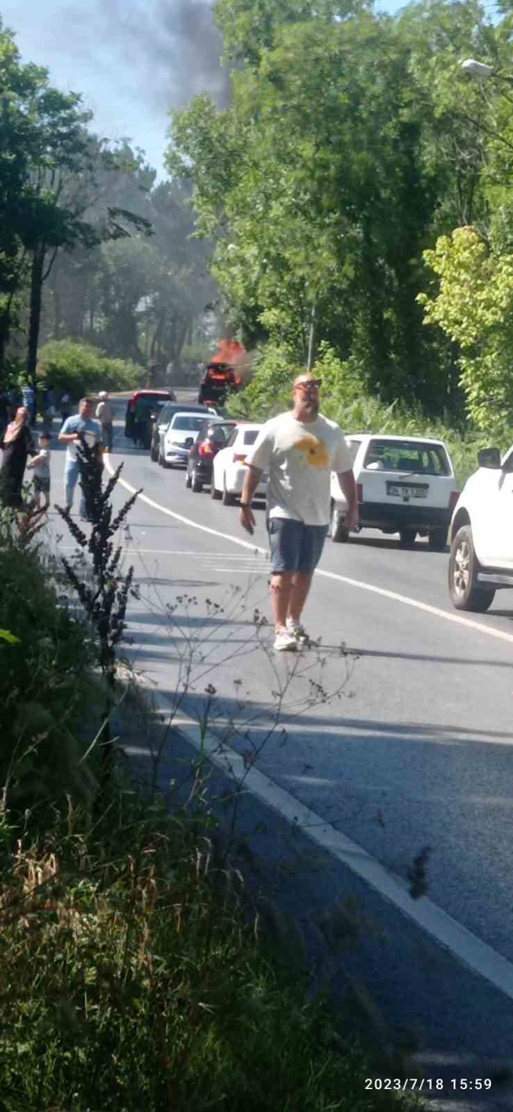 SARIYER, BAHÇEKÖY ORMAN YOLU'NDA BİR ARAÇ ALEV ALEV YANDI. YANGIN,