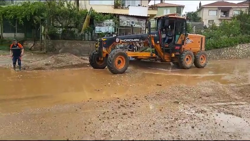 BURSA’DA METROLOJİ GENEL MÜDÜRLÜĞÜ’NÜN UYARILARININ ARDINDAN ETKİSİNİ GÖSTEREN ŞİDDETLİ YAĞMUR