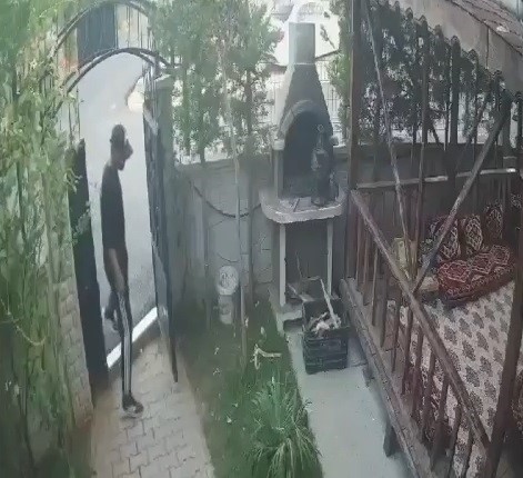 BURSA’DA SEMAVER VE KABLO ÇALAN ŞAHIS EVİN KAMERASINA ANBEAN YANSIDI.