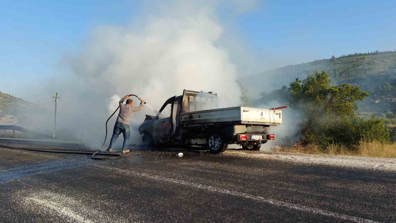 TEFENNİ KORKUTELİ YOLU ÜZERİNDE SEYİR HALİNDE OLAN KAMYONETİN SES SİSTEMİNİN