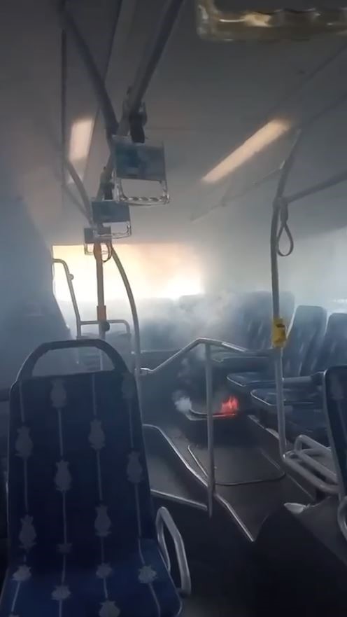İSTANBUL'DA SEYİR HALİNDEKİ METROBÜSTE HENÜZ BİLİNMEYEN BİR NEDENLE YANGIN ÇIKTI.
