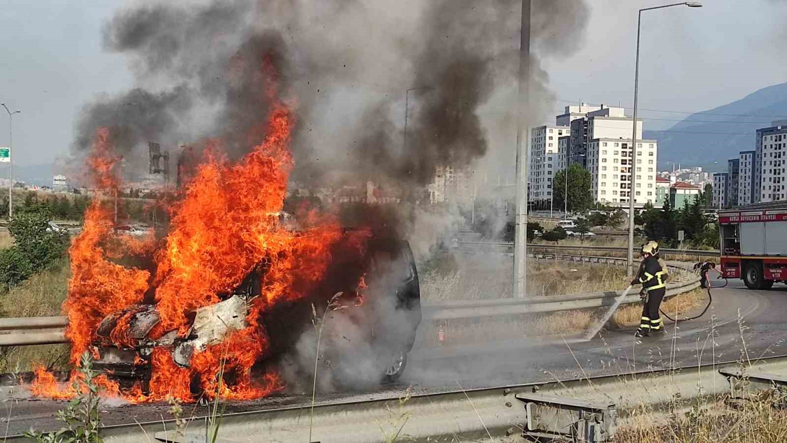 BURSA’DA SEYİR HALİNDEKİ OTOMOBİL ALEV ALEV YANARAK KULLANILMAZ HALE GELDİ.