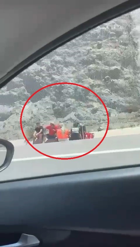 BURSA’DA SEYİR HALİNDEKİ OTOMOBİL ARIZA SONUCU ALEV TOPUNA DÖNDÜ. ÇEVREDEKİLERİN