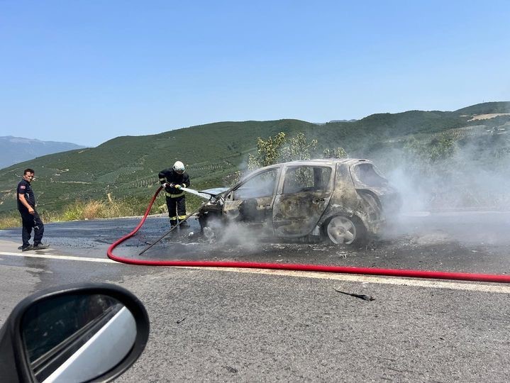 BURSA’NIN İZNİK-YENİŞEHİR KARAYOLUNDA SEYİR HALİNDEKİ ARAÇ ALEV TOPUNA DÖNDÜ.