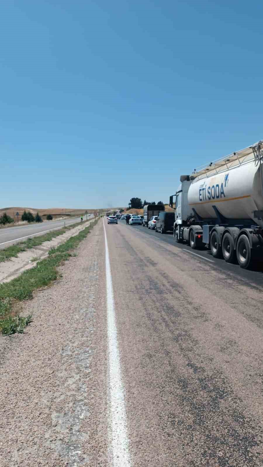 ANKARA'DAN NALLIHAN İSTİKAMETİNE GİTMEKTE OLAN GAZ YÜKLÜ TANKERDEN SIZAN GAZ