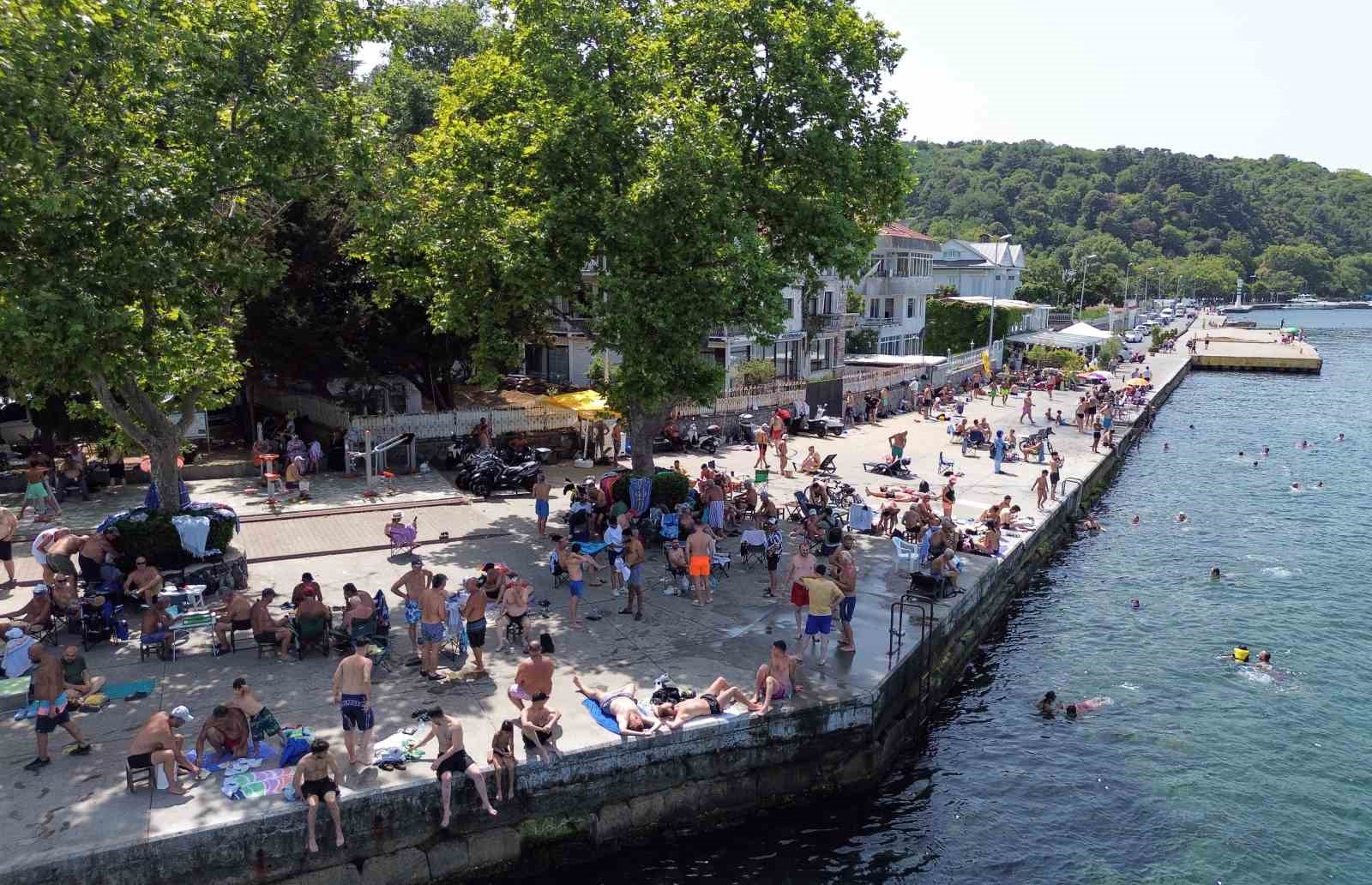 TERMOMETRELERİN 41 DERECEYİ BULDUĞU İSTANBUL’DA SICAK HAVADAN BUNALAN VATANDAŞLAR BOĞAZ'A