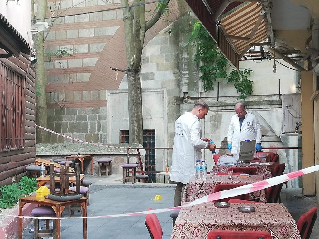 Silahlı kavgada 2 kişi yaralandı SOKAK ORTASINDA SİLAHLAR KONUŞTU 2 YARALI