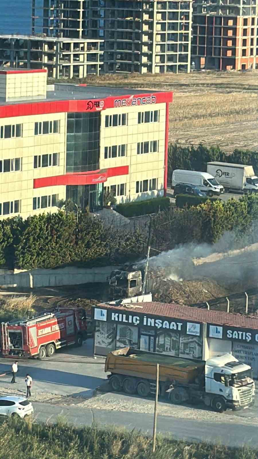 SİLİVRİ’DE SEYİR HALİNDEKİ SAMAN YÜKLÜ TIR HENÜZ BİLİNMEYEN BİR NEDENLE