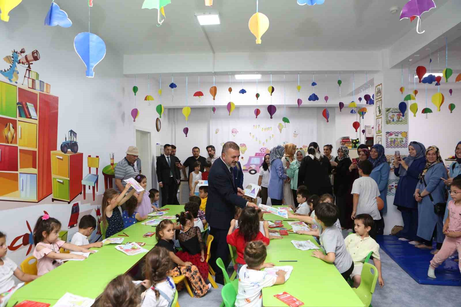 SİNCAN BELEDİYESİ, DÜNYA DONDURMA GÜNÜ’NDE ÇOCUKLARA İKRAMLARDA BULUNDU.