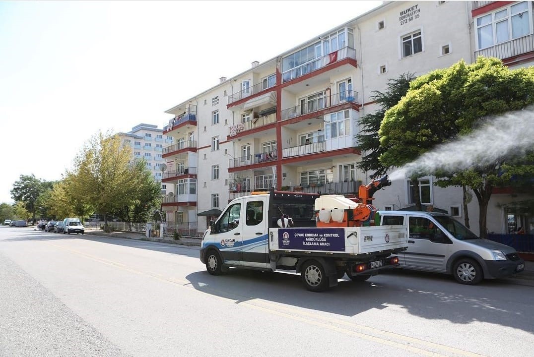 SİNCAN BELEDİYESİ HALK SAĞLIĞINI KORUMA ADINA YÜRÜTTÜĞÜ İLAÇLAMA FAALİYETLERİNİ SÜRDÜRÜYOR.
