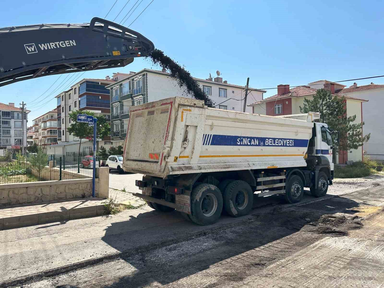 ANKARA SİNCAN BELEDİYESİ FEN İŞLERİ MÜDÜRLÜĞÜ EKİPLERİ, SICAK ASFALT DÖKÜMÜ