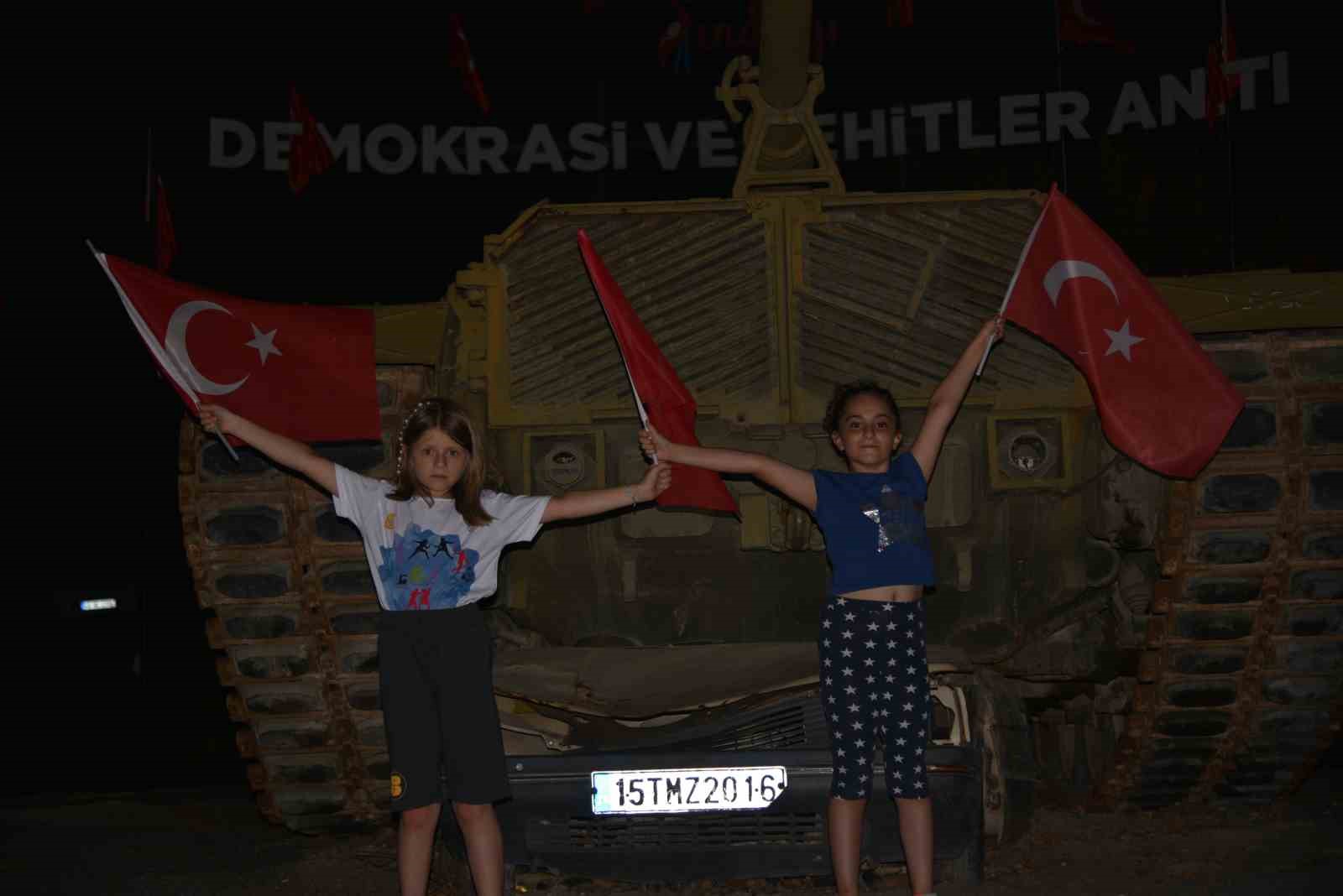 Sındırgı 15 Temmuz kortejinde buluştu CUMHURİYET MEYDANI'NDA PROGRAM DÜZENLENDİ