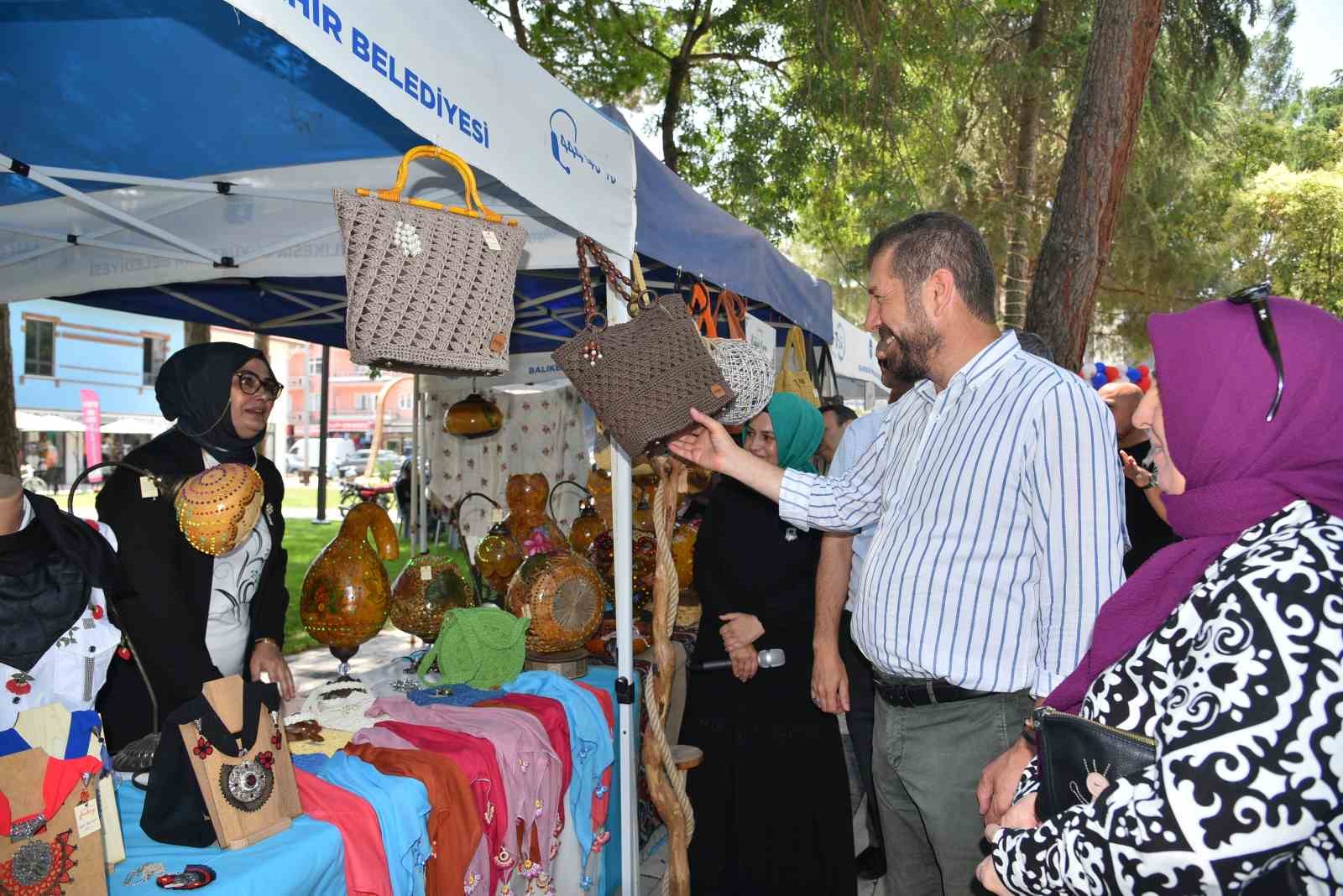 Sındırgı’da sıfır atık sergisi SINDIRGI İLÇESİNDE SIFIR ATIK PROJESİ İLE KADINLARIN ELLERİNDE ŞEKİLLENEN SANAT