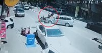 BURSA’DA SİPARİŞE YETİŞMEK İÇİN MOTOSİKLETİYLE İLERLEYEN KURYE, YOLA ANİDEN ÇIKAN