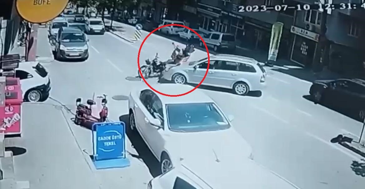 BURSA’DA SİPARİŞE YETİŞMEK İÇİN MOTOSİKLETİYLE İLERLEYEN KURYE, YOLA ANİDEN ÇIKAN