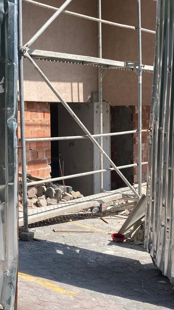 ŞİŞLİ’DE BELEDİYE TARAFINDAN YIKIM KARARI VERİLEN 37 YILLIK 10 KATLI