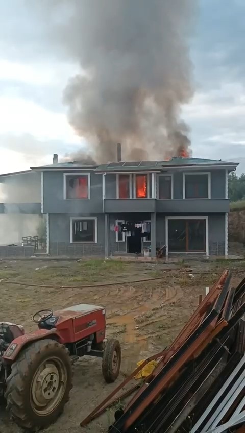 BURSA'DA SOBAYA BENZİN DÖKEREK YAKMAK İSTEDİ, EVİ YAKTI.