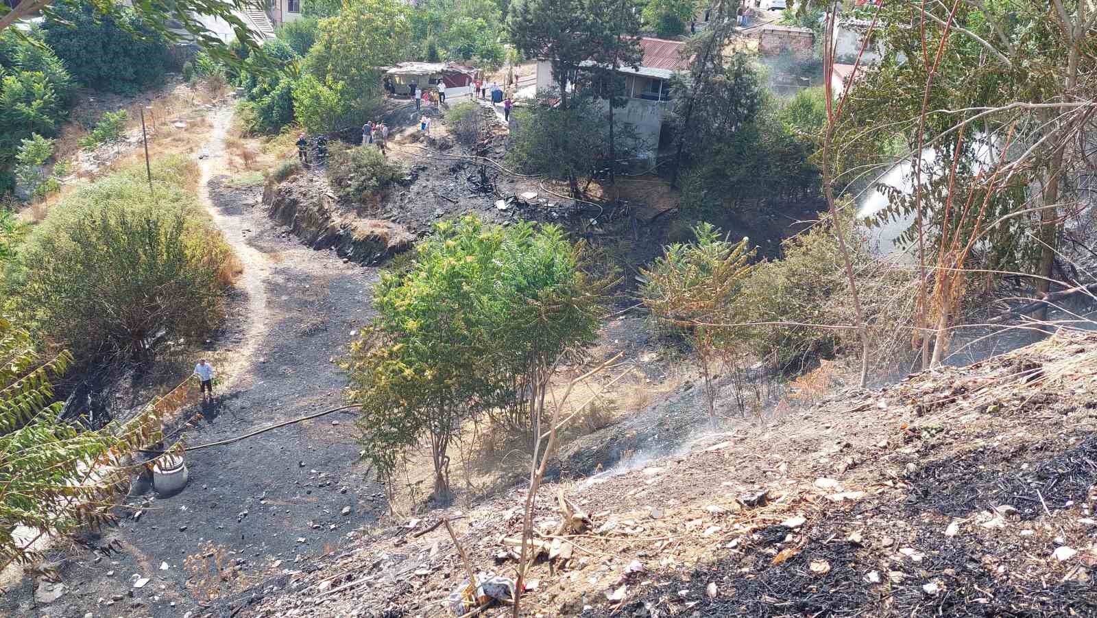 SULTANGAZİ’DE AĞAÇLIK ALANDA ÇIKAN YANGINDA 3 EV TAHLİYE EDİLDİ. YANGIN