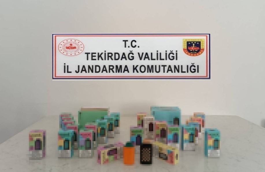 TEKİRDAĞ’DA JANDARMA EKİPLERİNCE DURDURULAN ŞÜPHELİ ARAÇTAN KAÇAK ELEKTRONİK SİGARA ELE