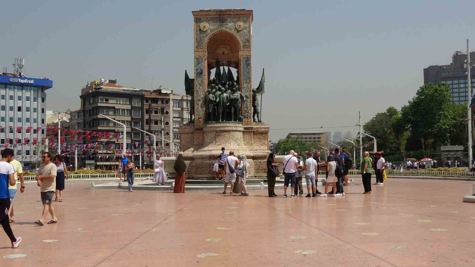 İSTANBUL TAKSİM MEYDANI'NDA SICAKTAN BUNALAN KİMİ VATANDAŞLAR ŞEMSİYEYLE DOLAŞARAK GÜNEŞTEN