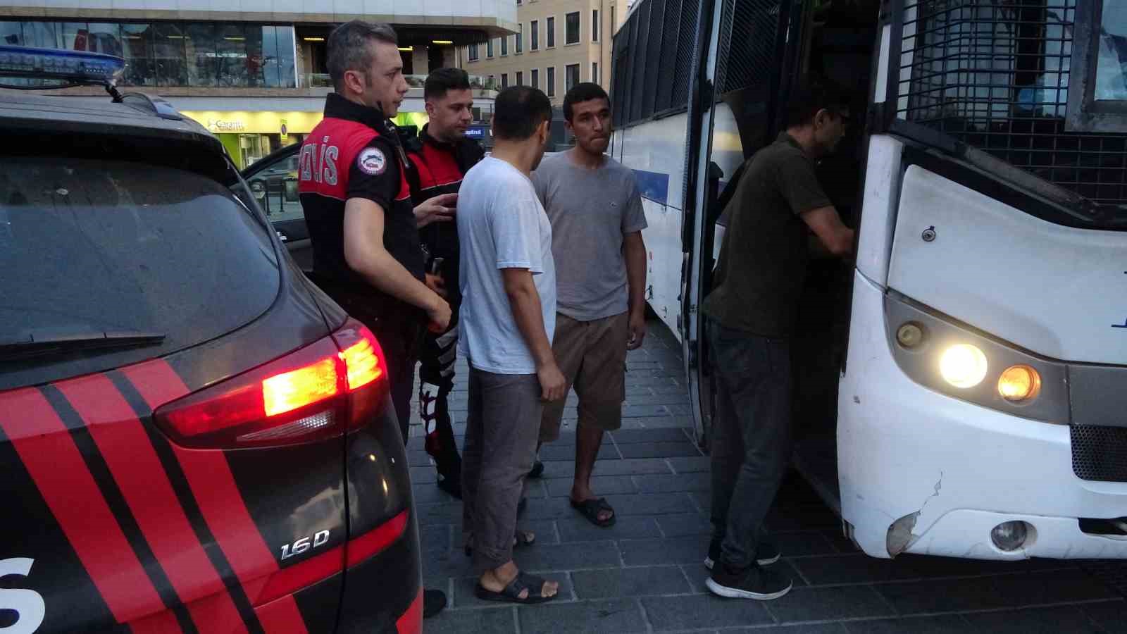 BEYOĞLU İLÇE EMNİYET MÜDÜRLÜĞÜ EKİPLERİNCE TAKSİM MEYDANI’NDA DÜZENSİZ GÖÇMENLERE YÖNELİK