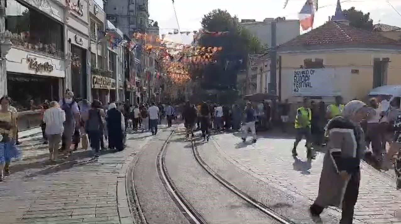 İSTANBUL TAKSİM'DE ANİDEN BASTIRAN SAĞANAK ŞAŞKINLIĞA NEDEN OLDU. KISA SÜREN