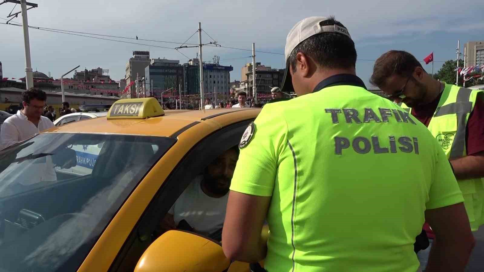 TAKSİM MEYDANI'NDA İSTANBUL EMNİYET MÜDÜRLÜĞÜNE BAĞLI TRAFİK POLİSLERİ TARAFINDAN TİCARİ