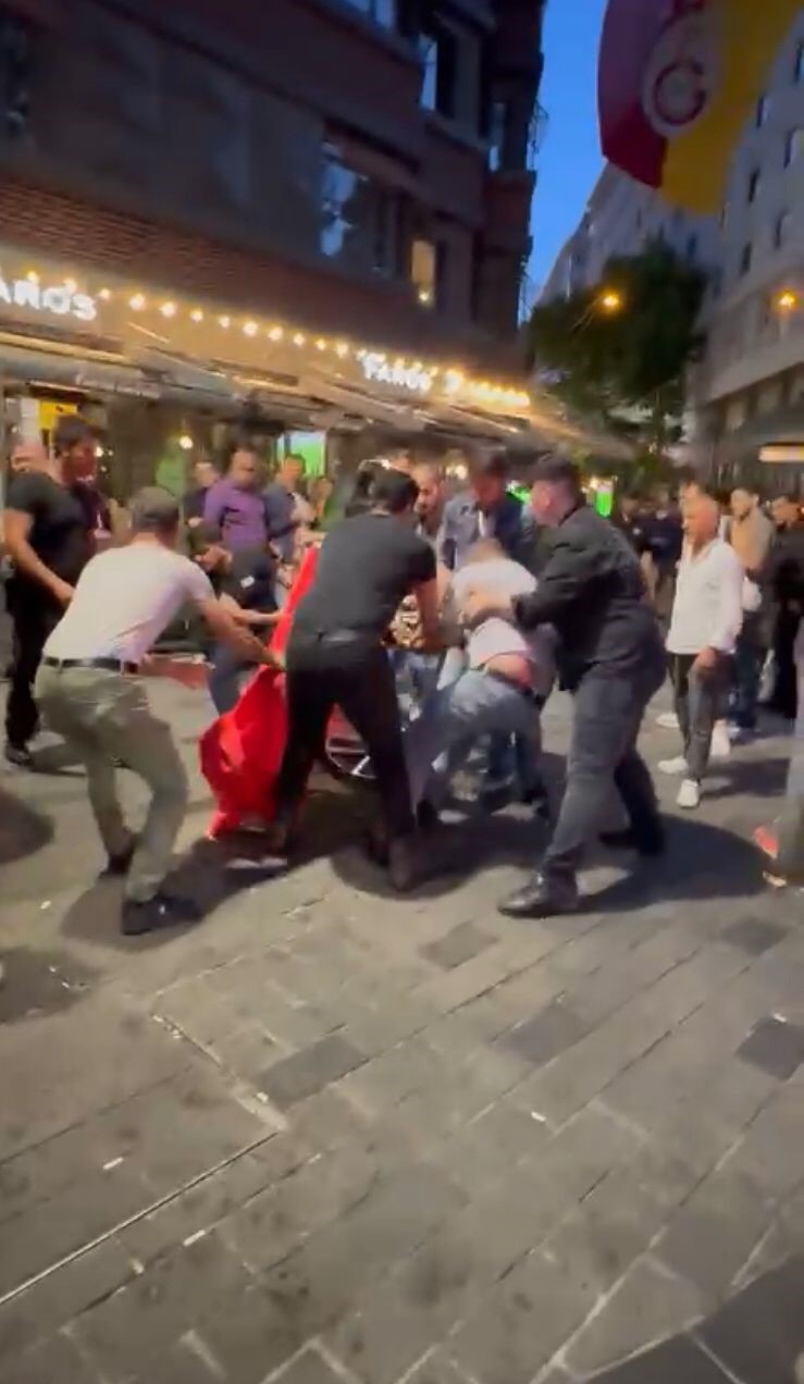 TAKSİM’DE İSTANBUL BÜYÜKŞEHİR BELEDİYESİ EKİPLERİ TARAFINDAN KARPUZ SATAN BİR SEYYAR
