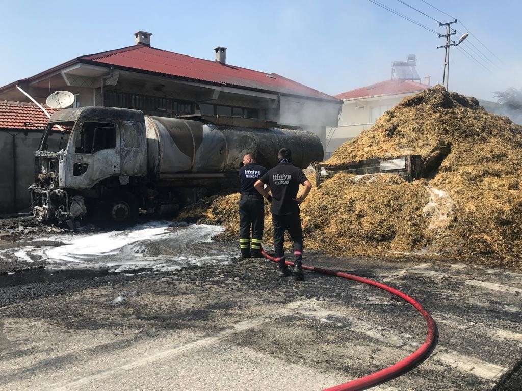 ERGENE İLÇESİNDE ÇIKAN YANGINDA SAMAN YÜKLÜ TIR VE TANKER ALEV