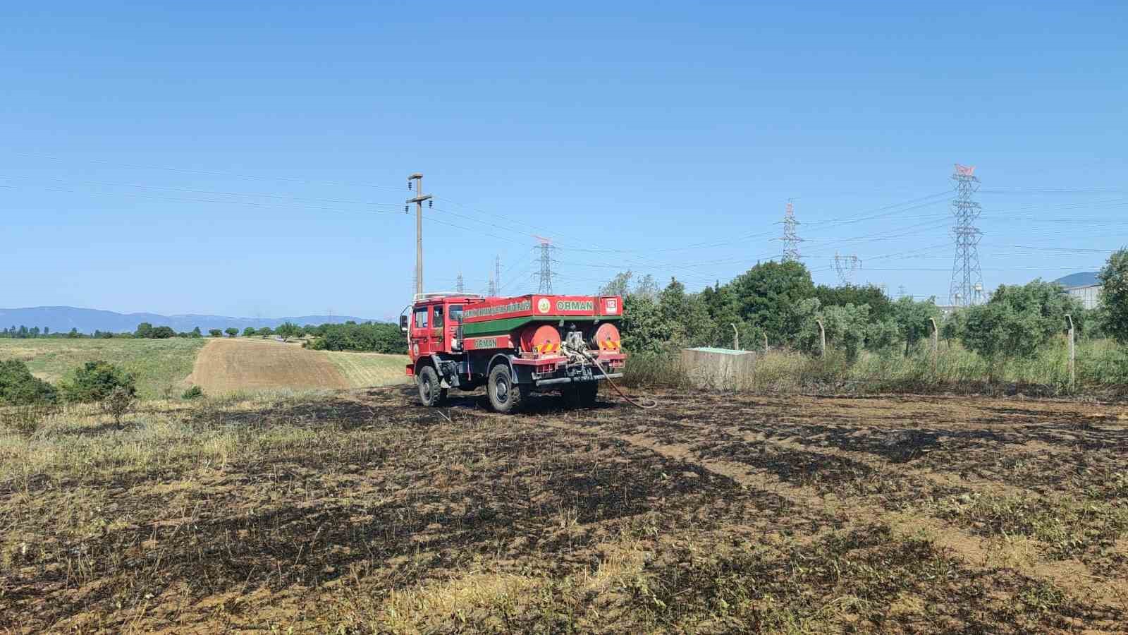 ORHANGAZİ’DE KARSAK ALTINDA HASADI YAPILMIŞ BİR ARPA TARLASINDA YANGIN ÇIKTI.