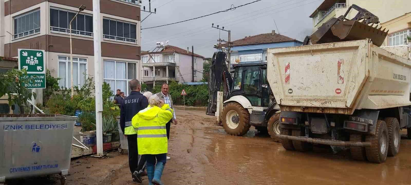 URSA’NIN İZNİK İLÇESİNDE TAŞAN DERELERİN GETİRDİĞİ TAŞ VE TOPRAKLAR, BELEDİYE