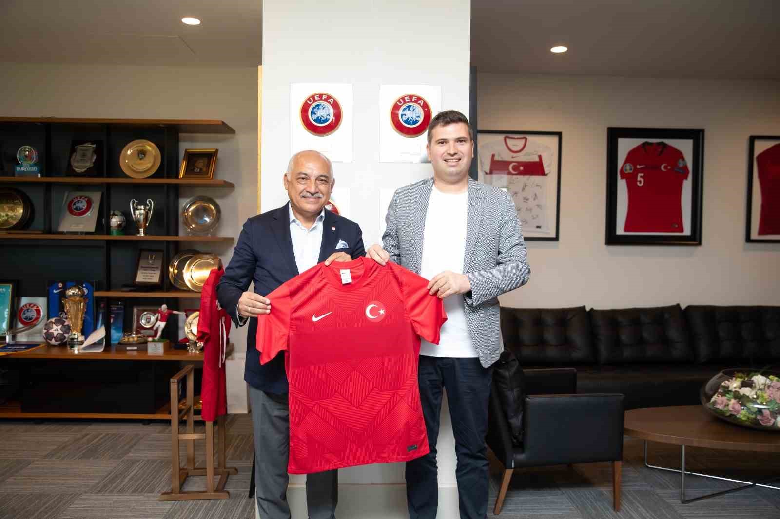 Tayfun Canlı’dan TFF ziyareti BALIKESİR’İN EDREMİT BELEDİYE BAŞKAN YARDIMCISI TAYFUN CANLI, TÜRKİYE FUTBOL FEDERASYONU