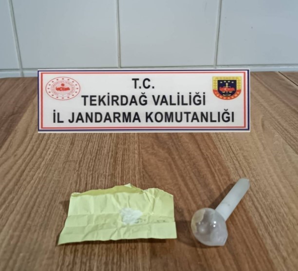 TEKİRDAĞ’DA JANDARMA EKİPLERİNCE 2 ŞÜPHELİNİN ÜZERİNDE YAPILAN ARAMADA UYUŞTURUCU MADDE