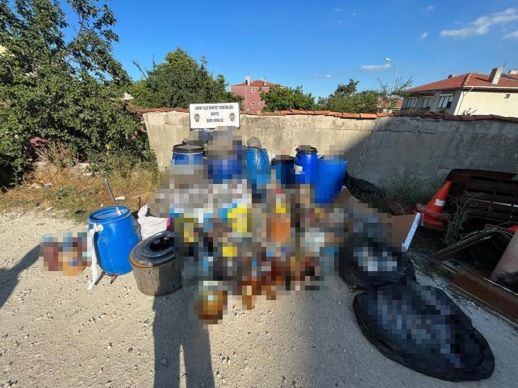 SARAY İLÇESİNDE YAPILAN OPERASYONDA ELE GEÇİRİLEN SAHTE İÇKİLER
