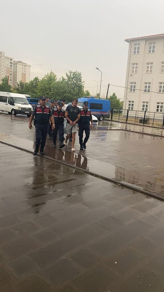 TEKİRDAĞ'DA YURDA YASADIŞI YOLLARDAN GİREN 85 DÜZENSİZ GÖÇMEN YAKALANDI.