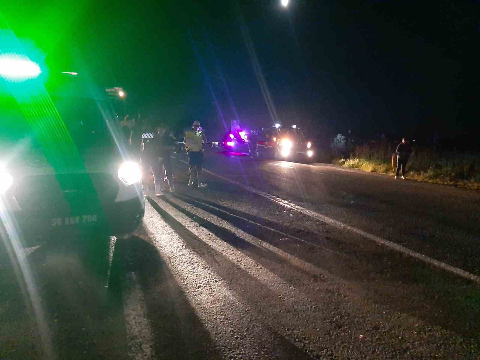TEKİRDAĞ'DA MEYDANA GELEN KAZADA, DENGESİNİ KAYBEDEREK BARİYERLERE ÇARPAN MOTOSİKLET SÜRÜCÜSÜ