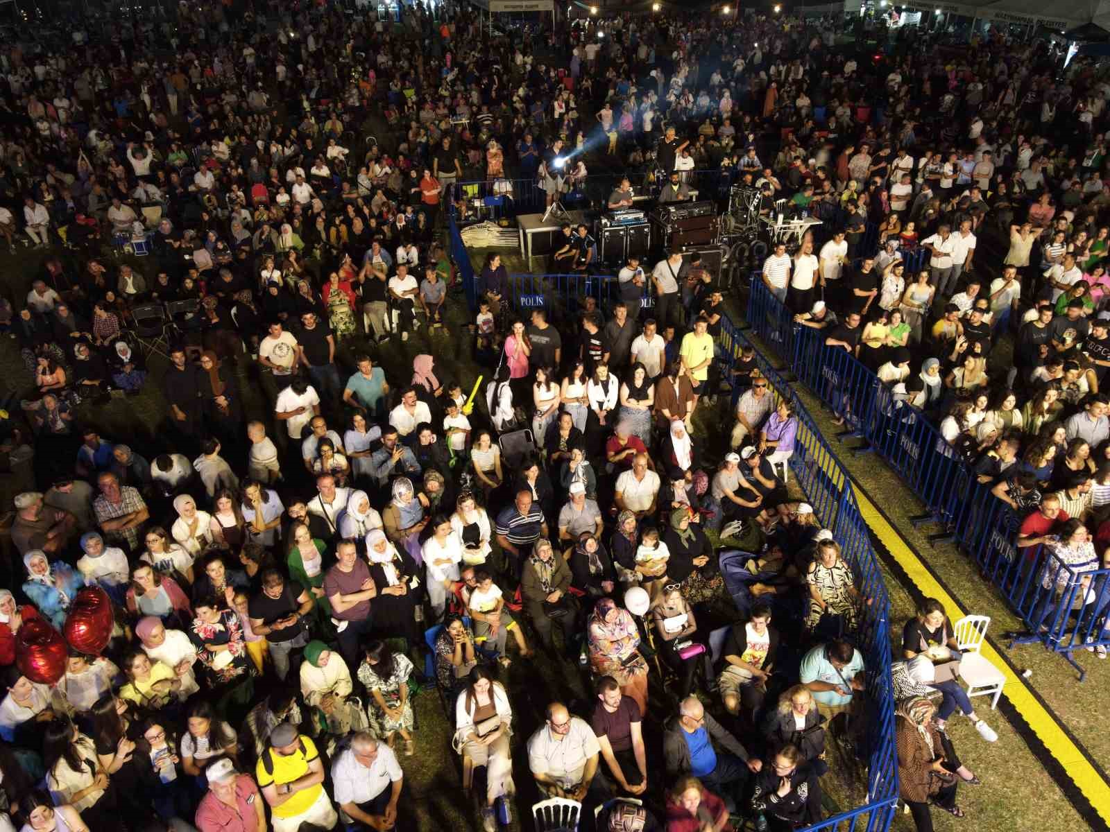 TEKİRDAĞ’IN SÜLEYMANPAŞA İLÇESİNDE DÜZENLENEN KARACAKILAVUZ KEŞKEK ŞENLİĞİ’NDE SAHNE ALAN ELİF
