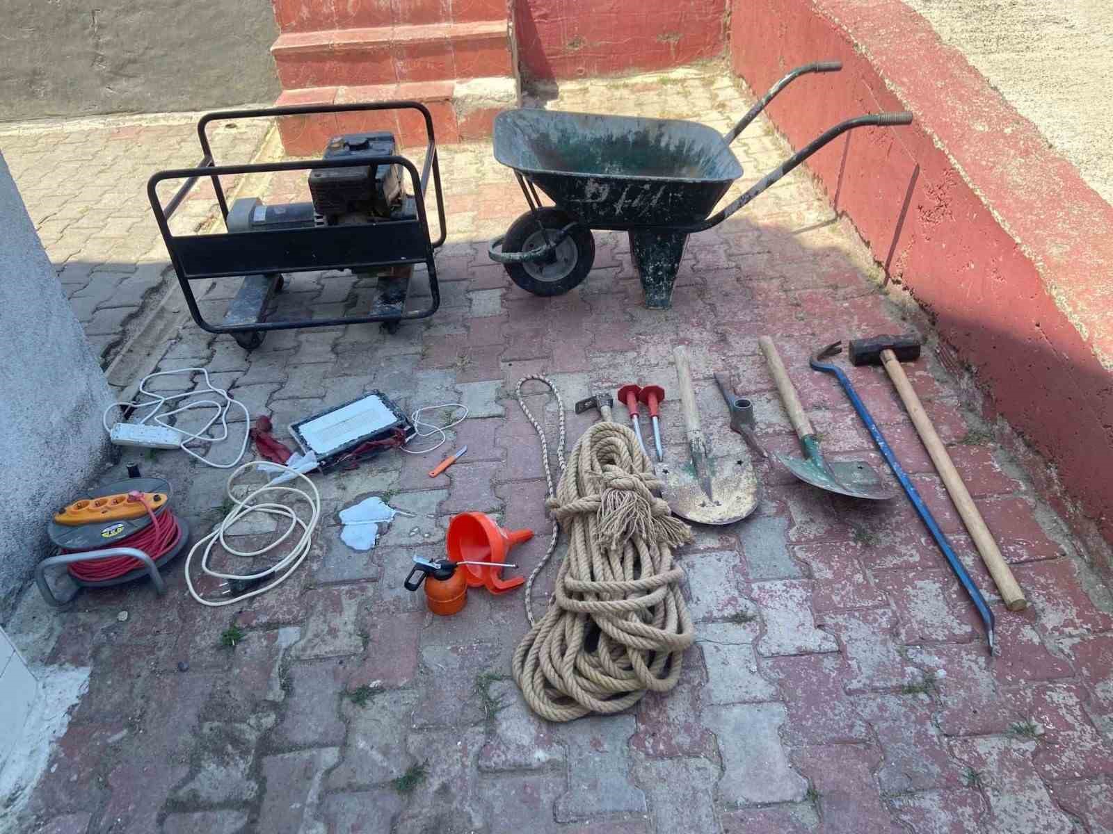 TEKİRDAĞ'IN HAYRABOLU İLÇESİNDE KAÇAK KAZI YAPTIKLARI GEREKÇESİYLE 3 ŞÜPHELİ YAKALANDI.