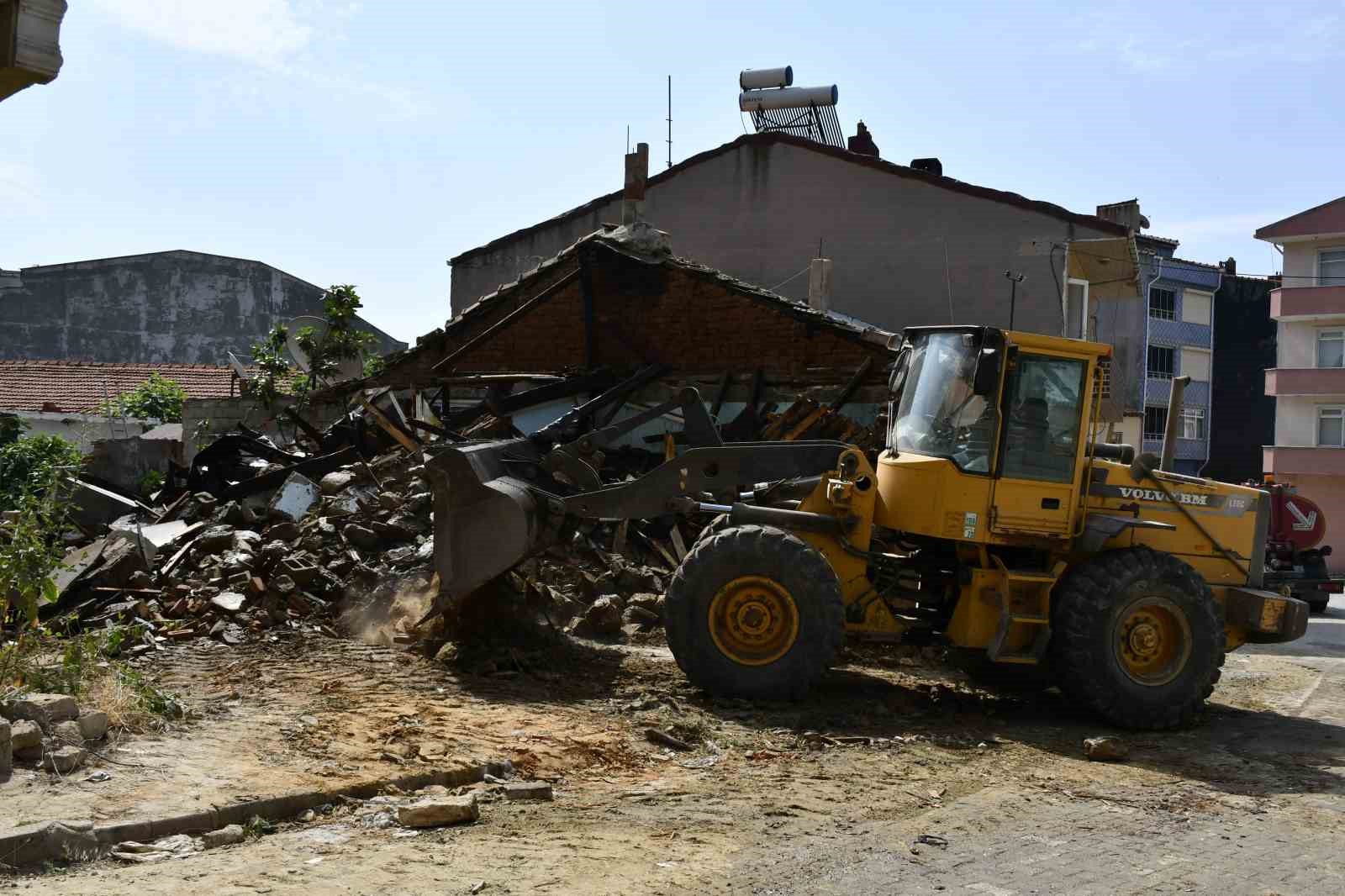 TEKİRDAĞ'IN MALKARA İLÇESİNDE, YILLARDIR KULLANILMAYAN METRUK BİNA, BELEDİYE EKİPLERİ TARAFINDAN