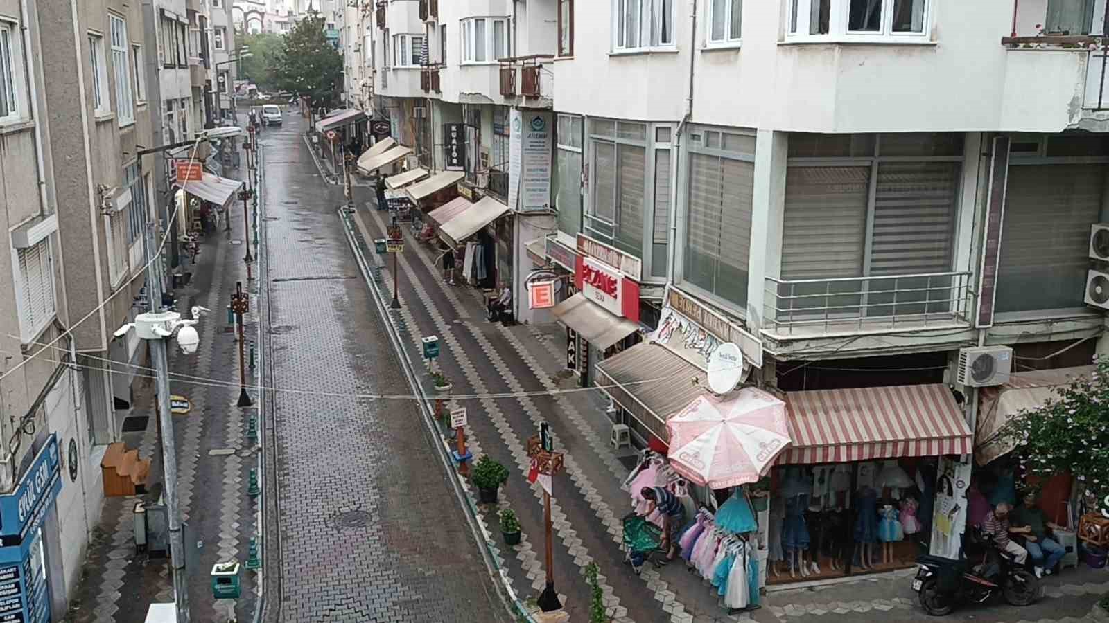 TEKİRDAĞ’IN SÜLEYMANPAŞA İLÇESİNDE ANİDEN BAŞLAYAN SAĞANAK YAĞIŞ, KENTTEKİ YAŞAMI OLUMSUZ